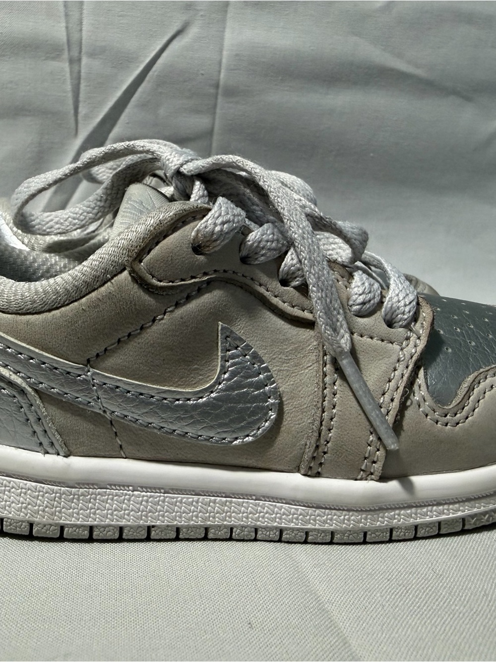 Nike Kids Low-Top Sneakers in Gray and Silver